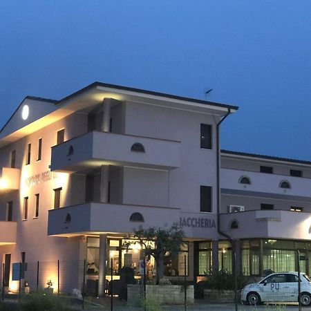 Pensione Degli Ulivi Porto SantʼElpidio Eksteriør billede