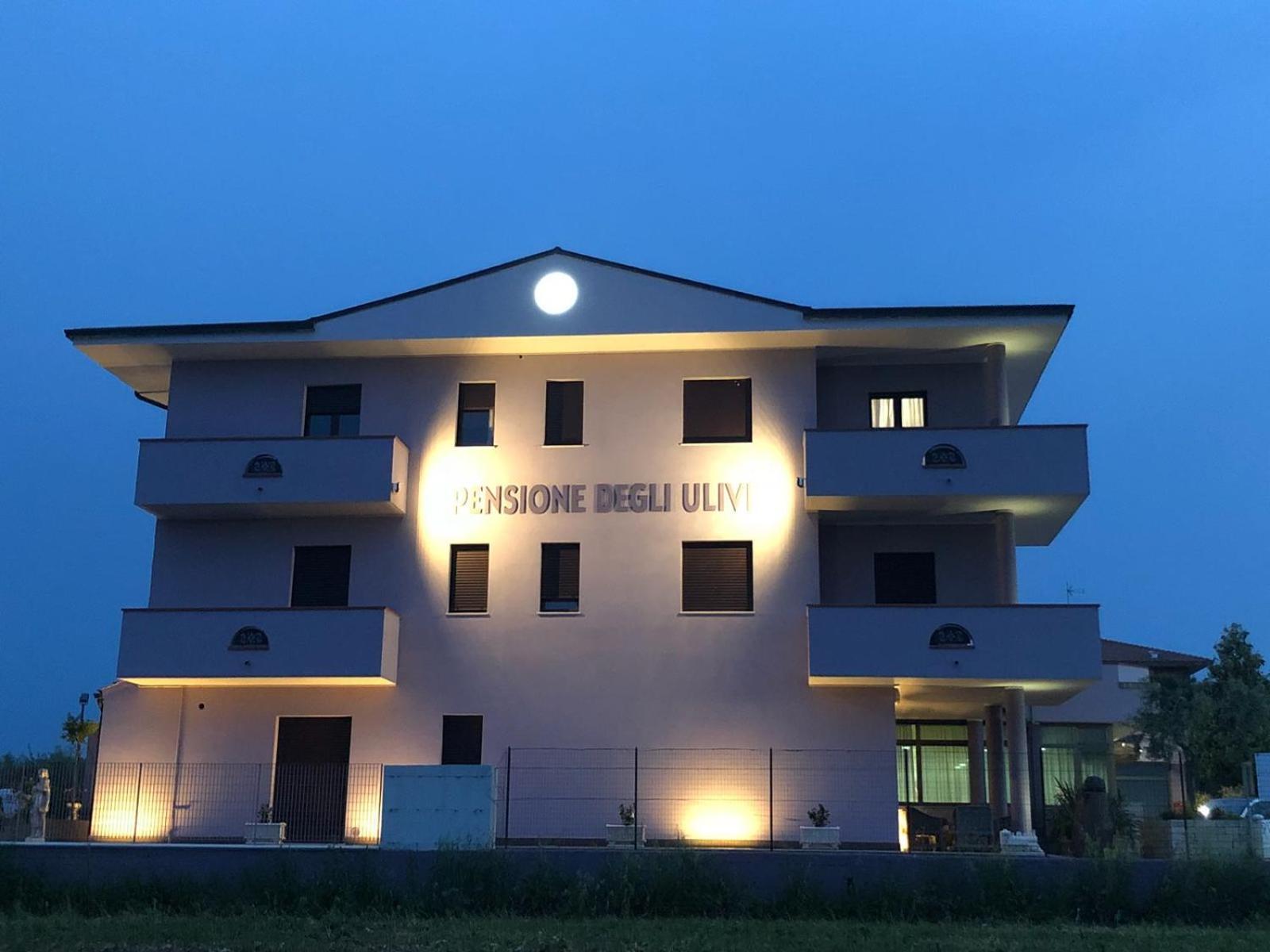 Pensione Degli Ulivi Porto SantʼElpidio Eksteriør billede
