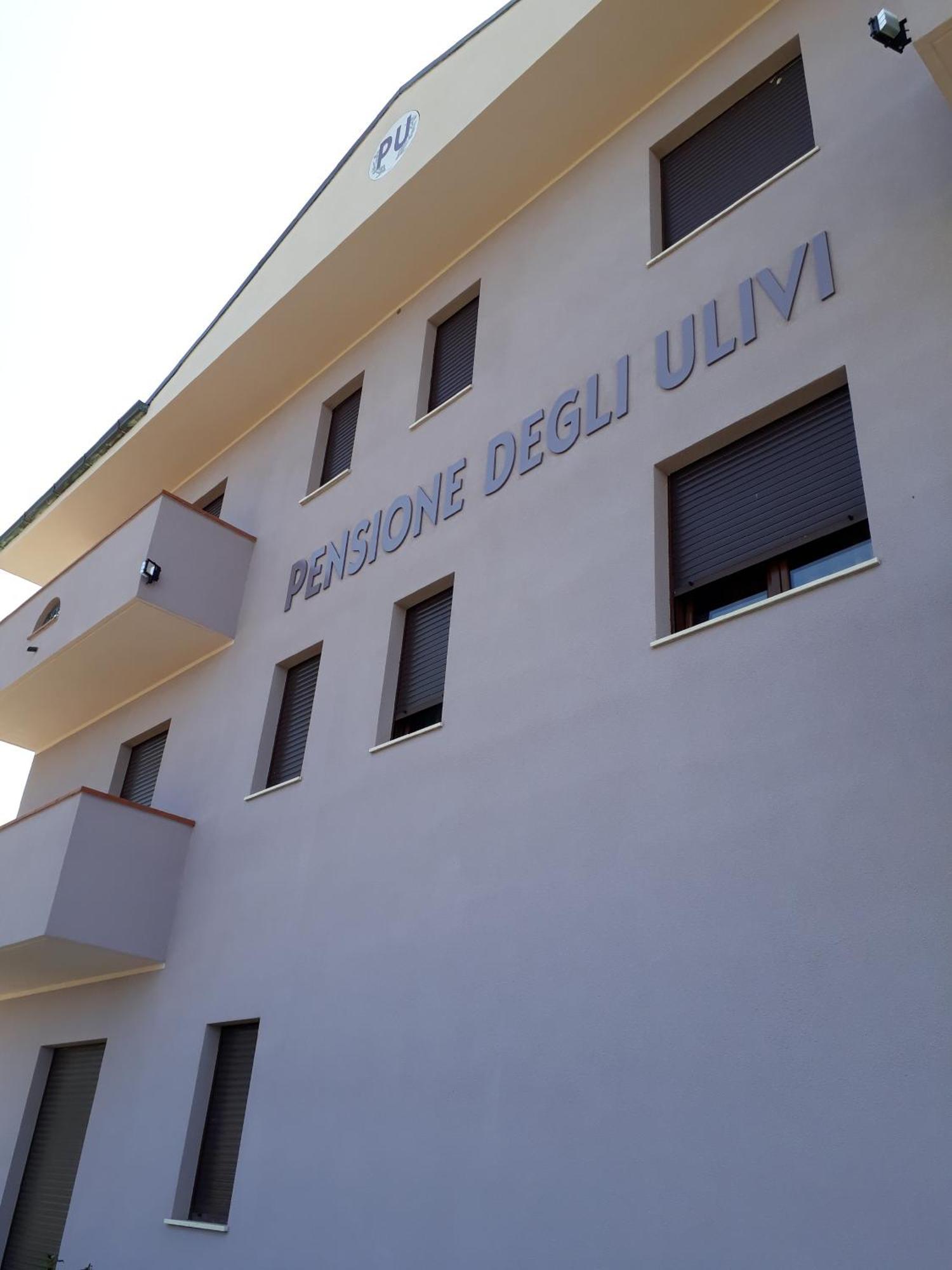 Pensione Degli Ulivi Porto SantʼElpidio Eksteriør billede