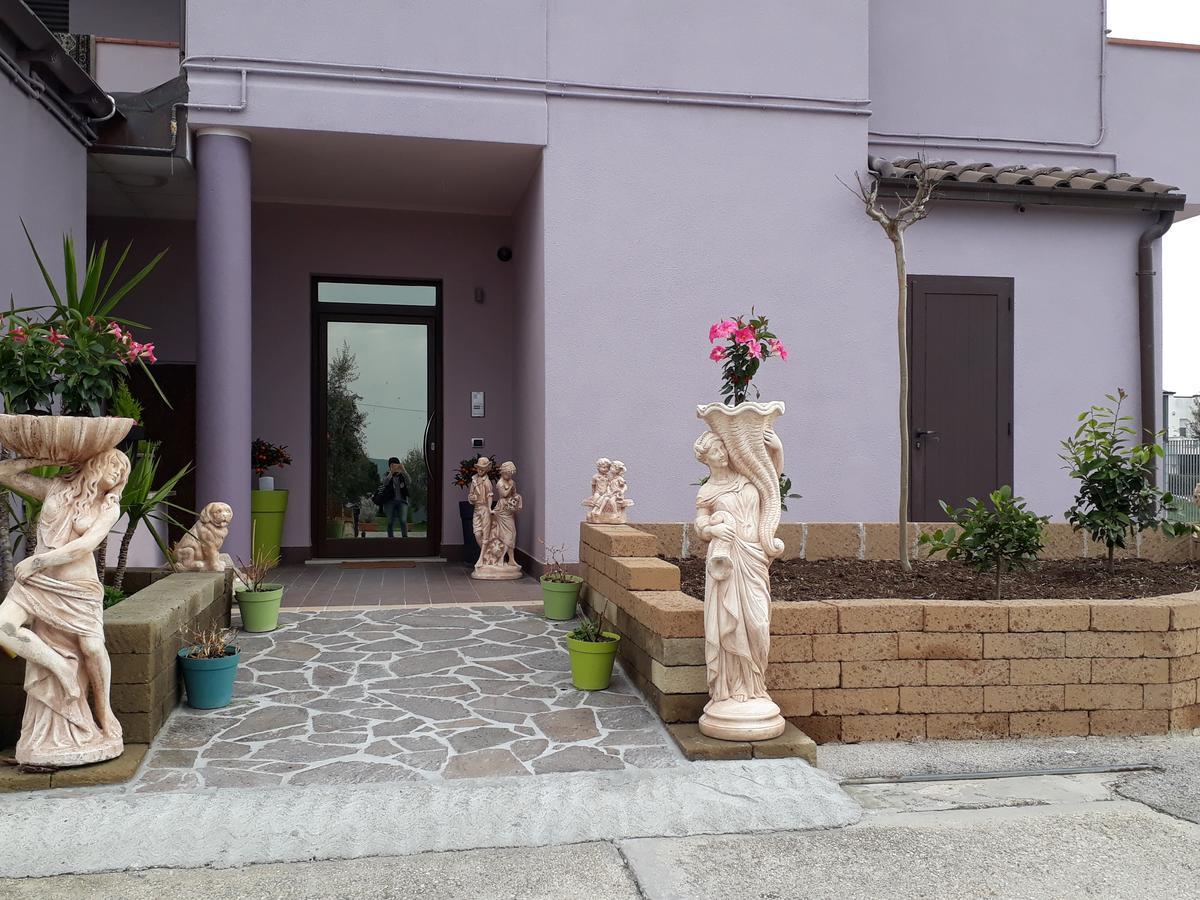 Pensione Degli Ulivi Porto SantʼElpidio Eksteriør billede